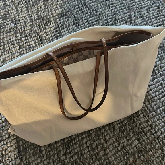 The Neverfull MM tote unites timeless design with heritage details. - Picture 17 of 17